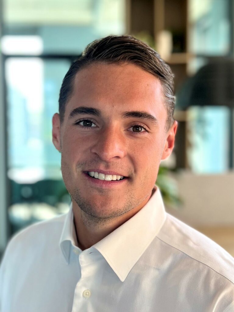 Promotie Bas de Vos naar Investment Associate